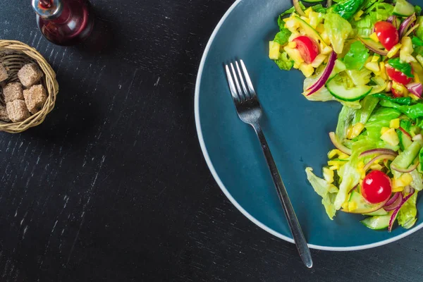 Piatto Blu Insalata Con Mango Cetriolo Pomodorini Tavolo Nero Vista — Foto Stock