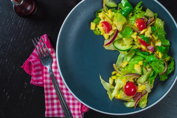 Blauwe Plaat Van Salade Met Mango Komkommer Cherrytomaatjes Zwarte Tabel — Stockfoto