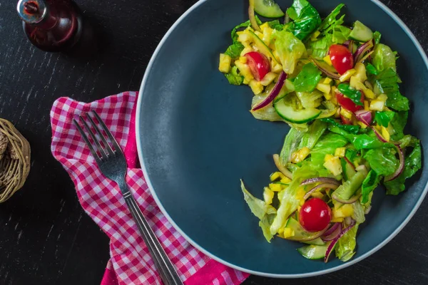 Blauwe Plaat Van Salade Met Mango Komkommer Cherrytomaatjes Zwarte Tabel — Stockfoto