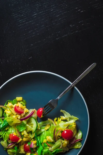 Piatto Blu Insalata Con Mango Cetriolo Pomodorini Tavolo Nero Vista — Foto Stock