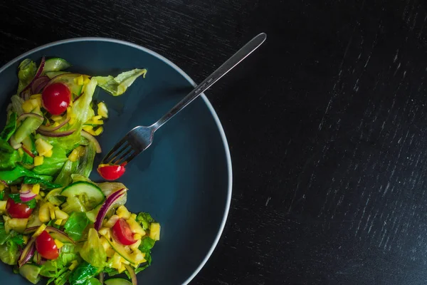 Piatto Blu Insalata Con Mango Cetriolo Pomodorini Tavolo Nero Vista — Foto Stock