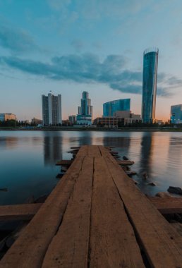 Ahşap iskele görünümünü şehir gölet ve gökdelenler Yekaterinburg