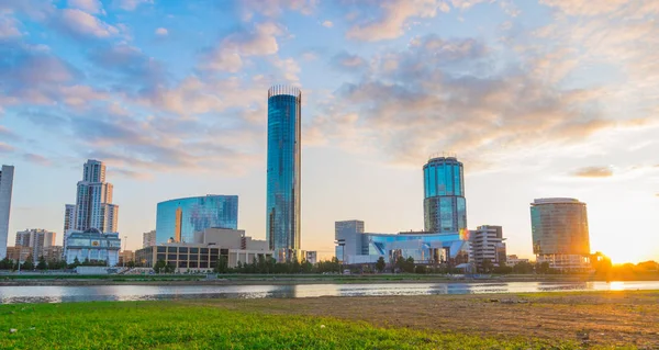 Yekaterinburg merkezi gökdelenler batımında panoramik cityscape bakış