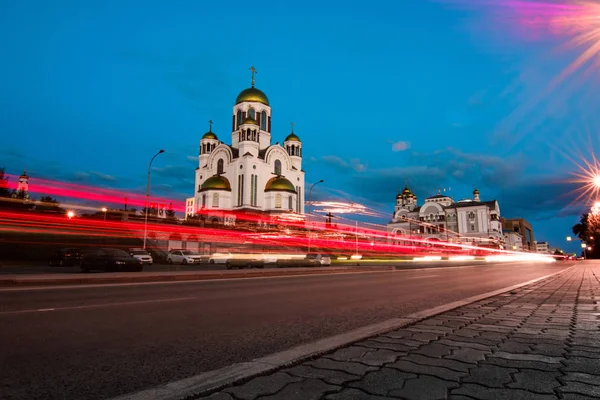 Gün batımından sonra sokak şehir üzerinde ışık yollar. Kilise All Saints, Yekaterinburg, Rusya Federasyonu. Tapınak kan.