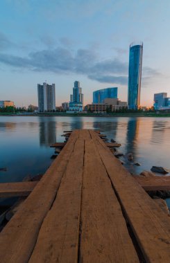 Ahşap iskele görünümünü şehir gölet ve gökdelenler Yekaterinburg