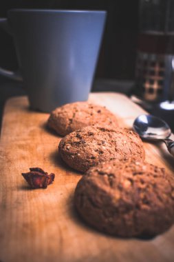 Ev yapımı yulaf ezmeli kurabiye ahşap tahta üzerinde Close-up