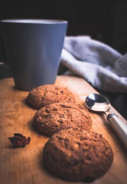Ev yapımı yulaf ezmeli kurabiye ve ahşap tahta kaşık çay