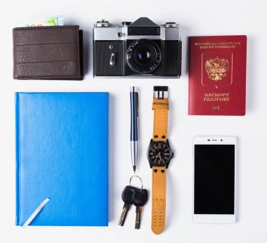 İzole ekipman seyahat. Telefon, saatler, anahtarları, defter, pasaport, fotoğraf makinesi, beyaz arka plan üzerinde çanta.