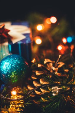 Yeni yıl Noel dekorasyon yakın çekim. Noel top, koni, yılbaşı ağacı, garland. Arka plan