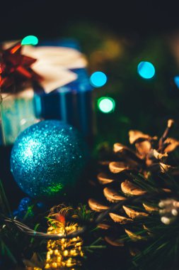 Yeni yıl Noel dekorasyon yakın çekim. Noel top, koni, yılbaşı ağacı, garland. Arka plan