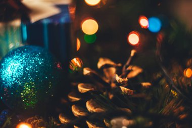 Yeni yıl Noel dekorasyon yakın çekim. Noel top, koni, yılbaşı ağacı, garland. Arka plan