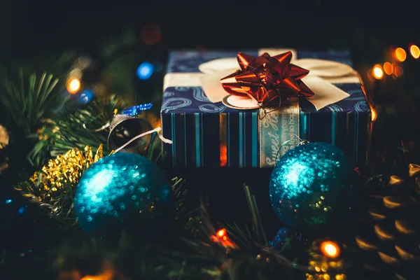 Noel, yeni yıl hediye kutusu topları ve Noel ağacı koyu arka plan üzerinde avantajlarıyla