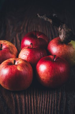 Koyu arka plan üzerinde kırmızı elma Close-up