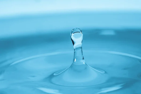 Νερό Πτώση Splash Μπλε Έγχρωμο Φόντο Μακροεντολής — Φωτογραφία Αρχείου