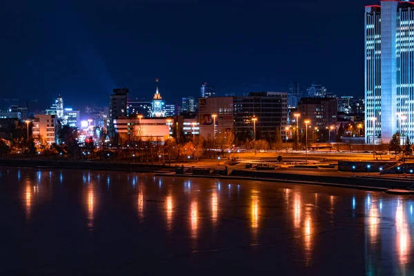 Schöne Nacht Stadtbild Ansicht Von Yekaterinburg Und Iset Fluss Mit — Stockfoto