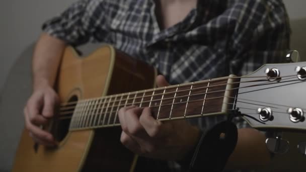 Człowiek Koszuli Gra Solo Gitarze Akustycznej Pick Zwolnionym Tempie Full — Wideo stockowe