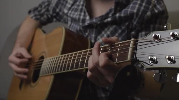 Man Shirt Spelen Van Akoestische Gitaar Met Pick Slowmotion Volledige — Stockvideo