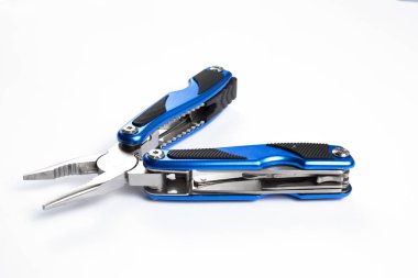 Mavi multitool pense bıçak tornavida şişe açacağı ile tüm-içinde-bir araç gördüm