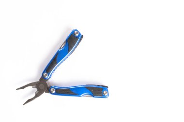Mavi katlanmış multitool pense bıçak tornavida şişe açacağı ile tüm-içinde-bir enstrüman izole gördüm