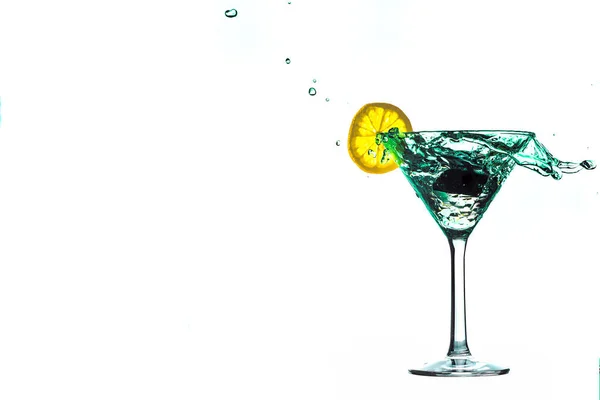 白い背景に分離されたレモン グラスの中の青いカクテル水ドリンク スプラッシュ — ストック写真