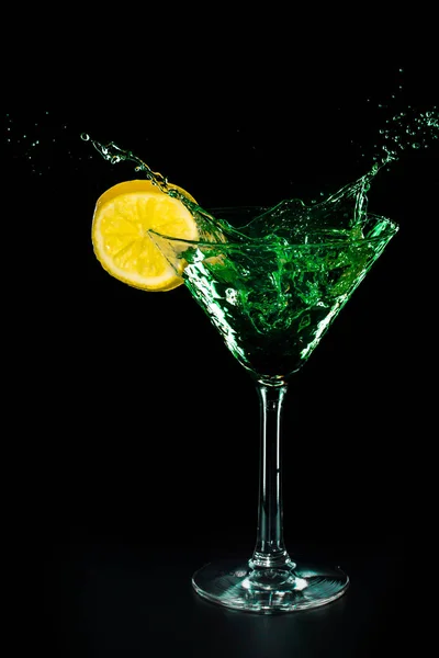 黒い背景に分離したレモンとガラスのグリーン カクテル水ドリンク スプラッシュ — ストック写真