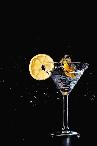 黒い背景に分離したレモンをグラスにカクテル水ドリンク スプラッシュ — ストック写真