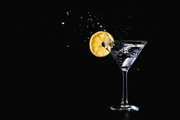 黒い背景に分離したレモンをグラスにカクテル水ドリンク スプラッシュ ストック画像