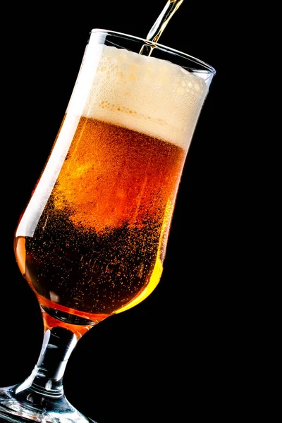 Birra Sta Versando Bicchiere Bottiglia Isolata Sfondo Nero — Foto Stock