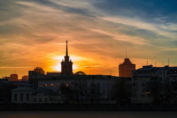 Екатеринбург на закате с оранжевым облачным небом — стоковое фото