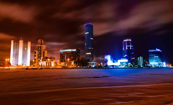 A paisagem urbana colorida de Yekaterinburg na noite de inverno com luzes brilhantes de edifícios — Fotografia de Stock