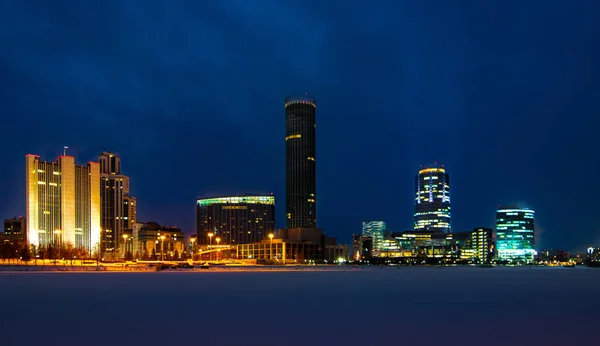 A paisagem urbana colorida de Yekaterinburg na noite de inverno com luzes brilhantes de edifícios — Fotografia de Stock