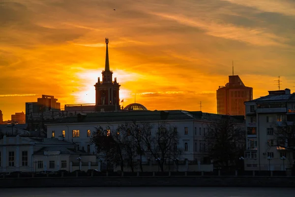 Екатеринбург на закате с оранжевым облачным небом — стоковое фото