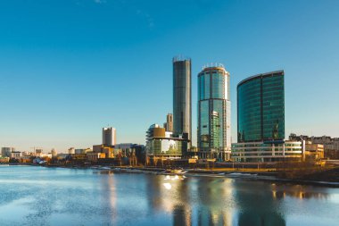 Yekaterinburg iş şehir merkezi reflecti akşam Cityscape