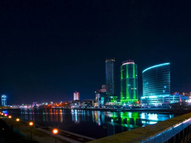 Gece Yekaterinburg renkli Cityscape suda yansıtan