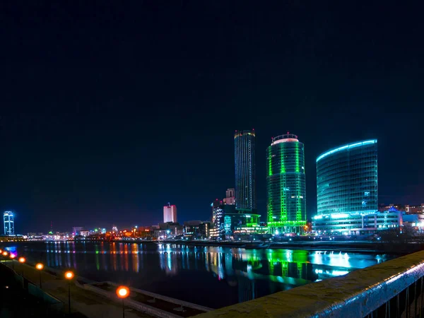 Paisaje urbano colorido de Ekaterimburgo por la noche reflejándose en el agua — Foto de Stock