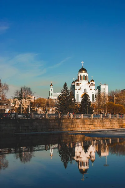 Російська церква, що відображає в Єкатеринбурзі місто ставок — стокове фото