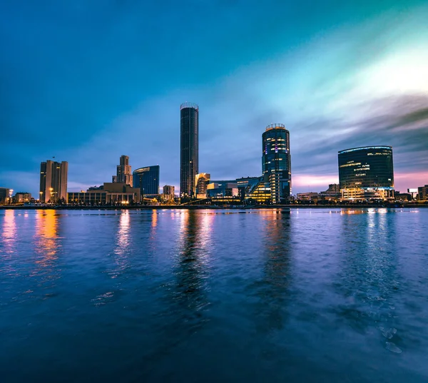 Yekaterinburg şehrinin ve Iset Nehri'nin gece manzarası