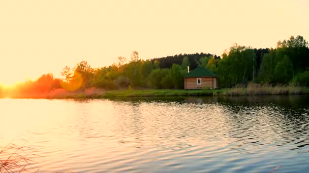 호숫가의 천천히 석양을 움직이는 호수의 — 비디오