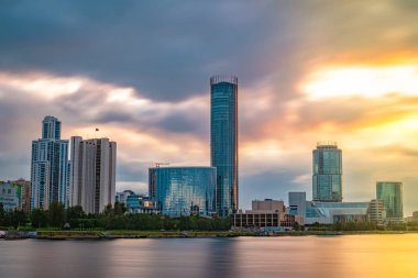 Yazın gün batımı şehrin merkezindeki bir gölette. Yekaterinburg, Rusya