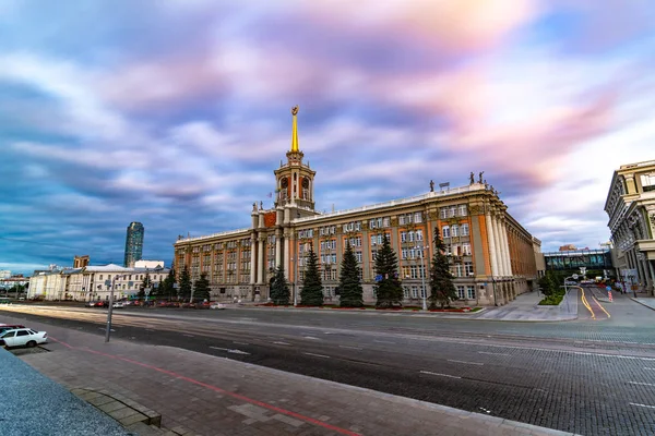 Bulanık bulutlu Yekaterinburg belediye idaresinin uzun pozlama görünümü.