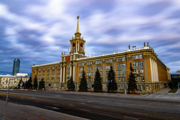 Bulanık bulutlu Yekaterinburg belediye idaresinin uzun pozlama görünümü.