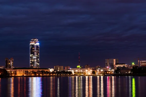 Blick auf den Stadtweiher von Yekaterinburg mit nächtlicher Stadtbeleuchtung und Wolkenkratzer am anderen Ufer — Stockfoto