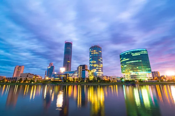 Nachtbild von yekaterinburg, russland mit Lichtern, die sich im Wasser des Stadtweihers spiegeln — Stockfoto