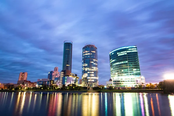 Yekaterinburg Gece şehir manzarası, Şehir Havuzları su yansıtan şehir ışıkları ile Rusya