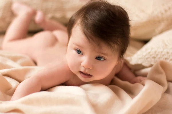 Porträt Eines Entzückend Lächelnden Neugeborenen Mit Dicken Braunen Haaren Nacktes — Stockfoto