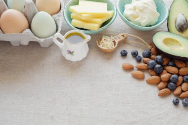 Keto, ketojenik diyet, düşük karbonhidrat, yüksek yağ kaybı, sağlıklı yiyecek.