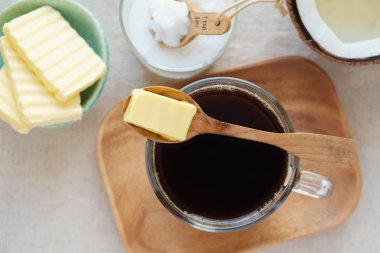 kurşun geçirmez kahve, karışık organik çim beslenen tereyağı ve Mct Hindistan cevizi yağı, paleo, keto, ketogenic içki kahvaltı ile