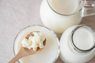 Organik probiyotik süt kefir taneleri, tahta kaşık ve kefir süt Cam kaplarda Tibet mantar