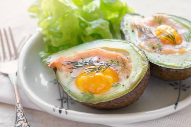 Fırında somon füme, yumurta avodaco, ketogenic keto düşük carb diyet gıda