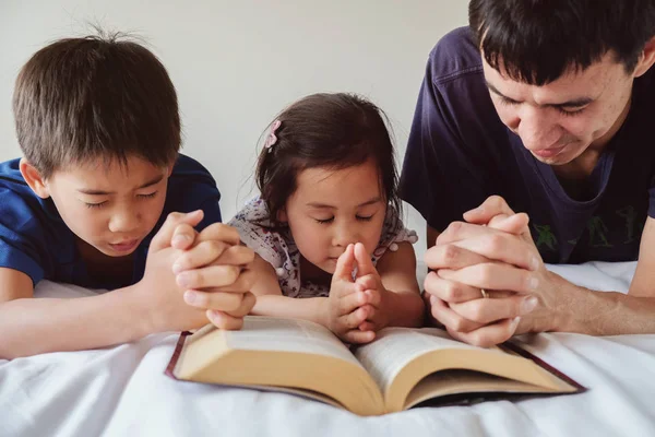 Genitori Figli Che Pregano Sul Letto Famiglia Prega Insieme — Foto Stock